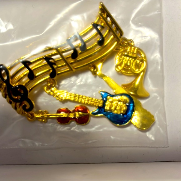 New and boxed musical note pin. Gold tone - Picture 6 of 6